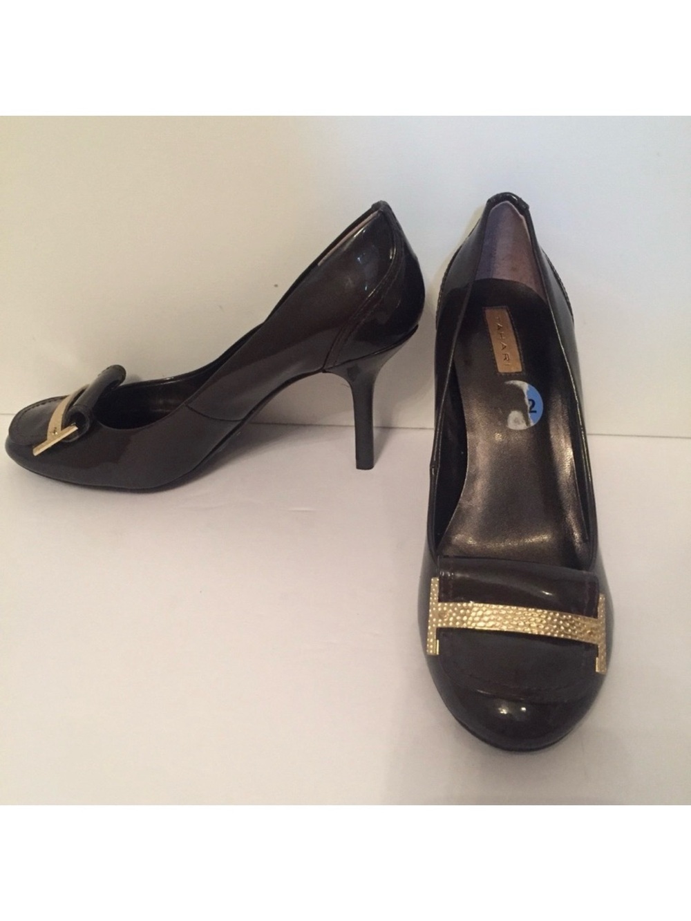 TAHARI HEELS SHOES GRAY PATENT LEATHER PUMPS GOLD ACCENT Size 7.5